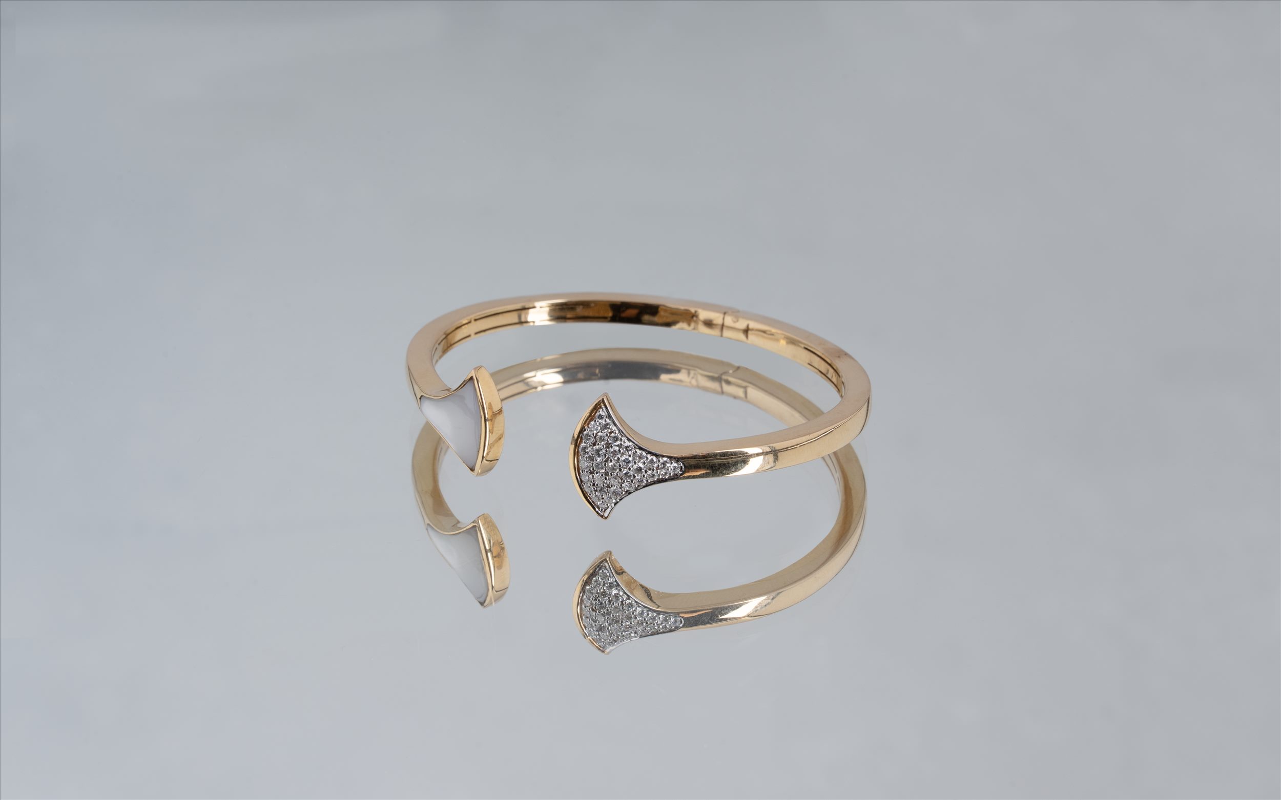 DIAMOND OVAL BANGLE