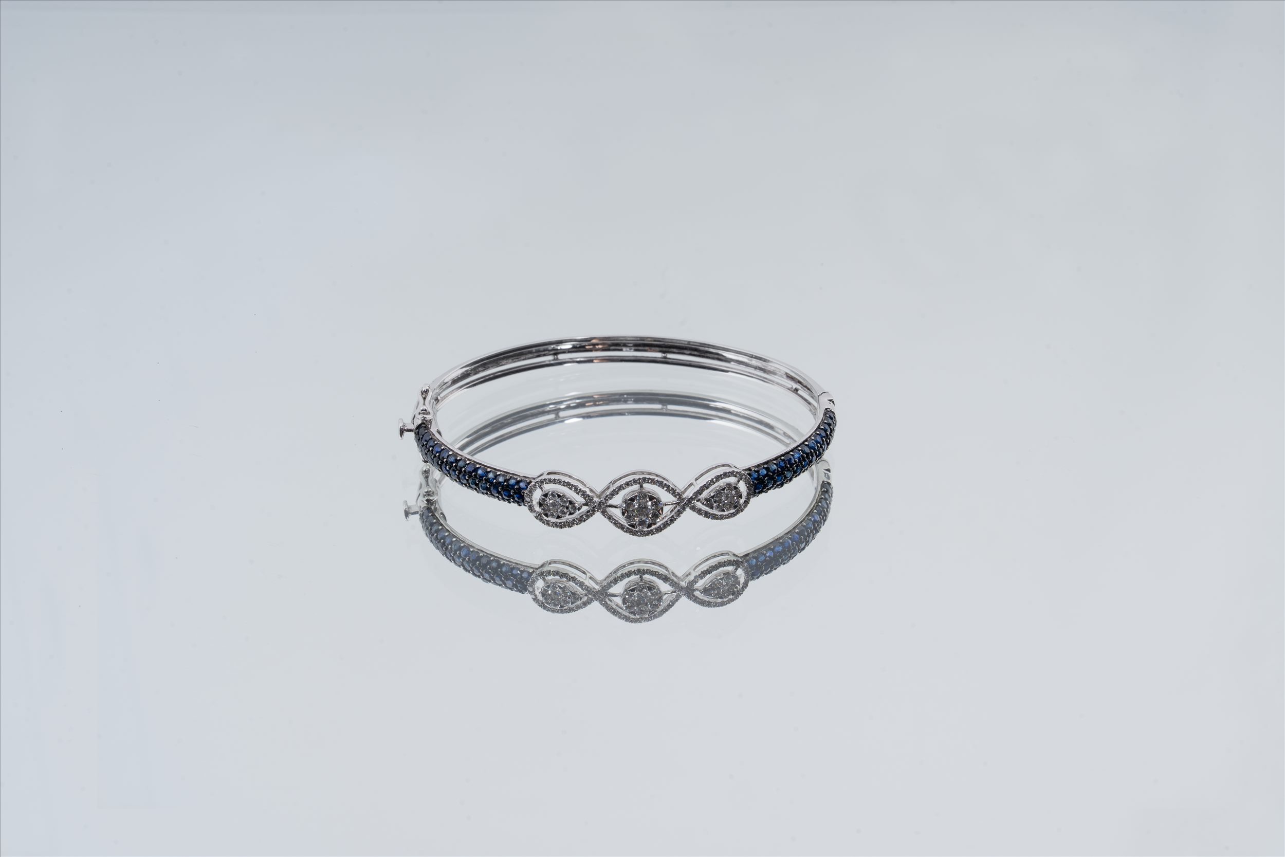 DIAMOND OVAL BANGLE