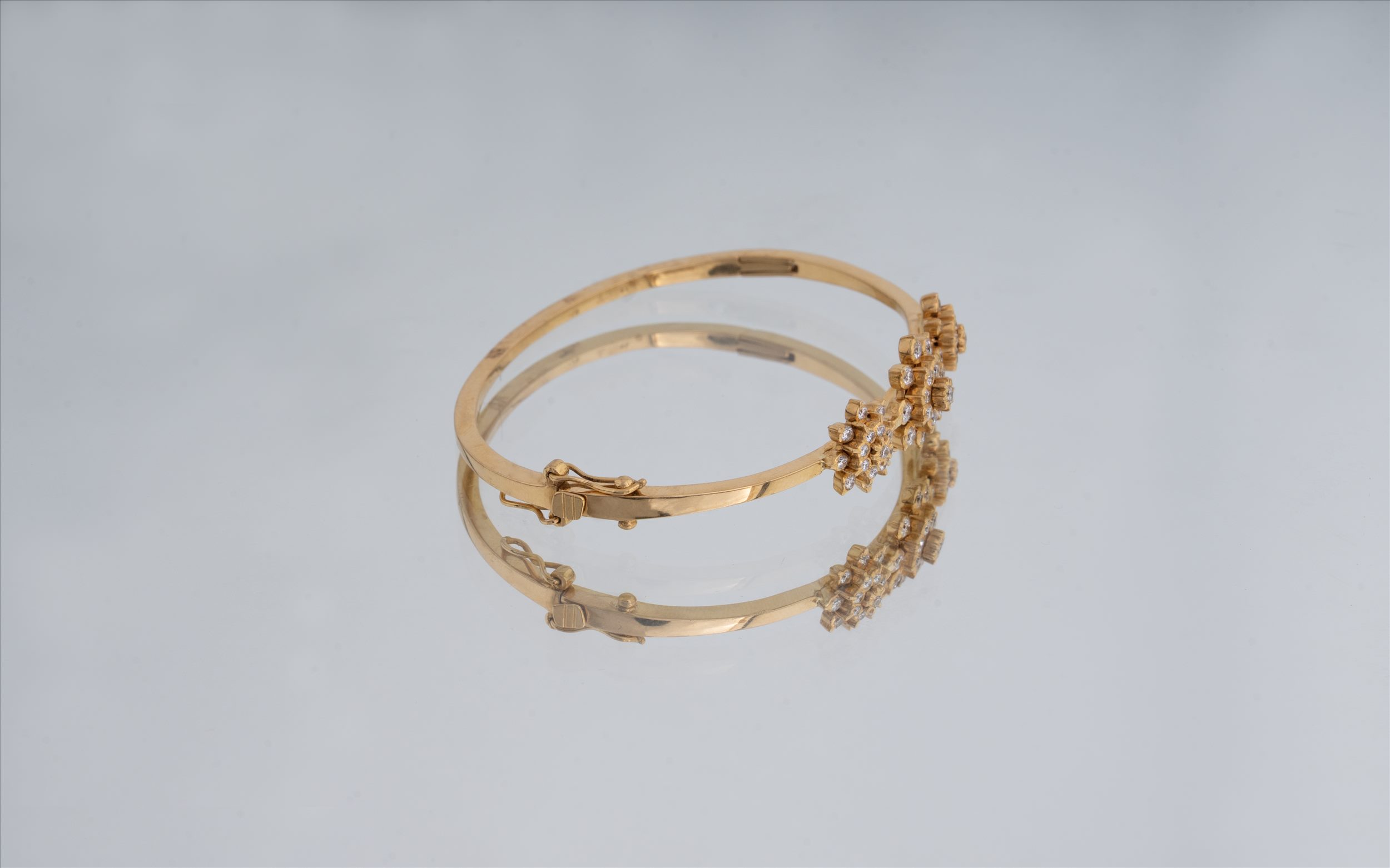 DIAMOND OVAL BANGLE